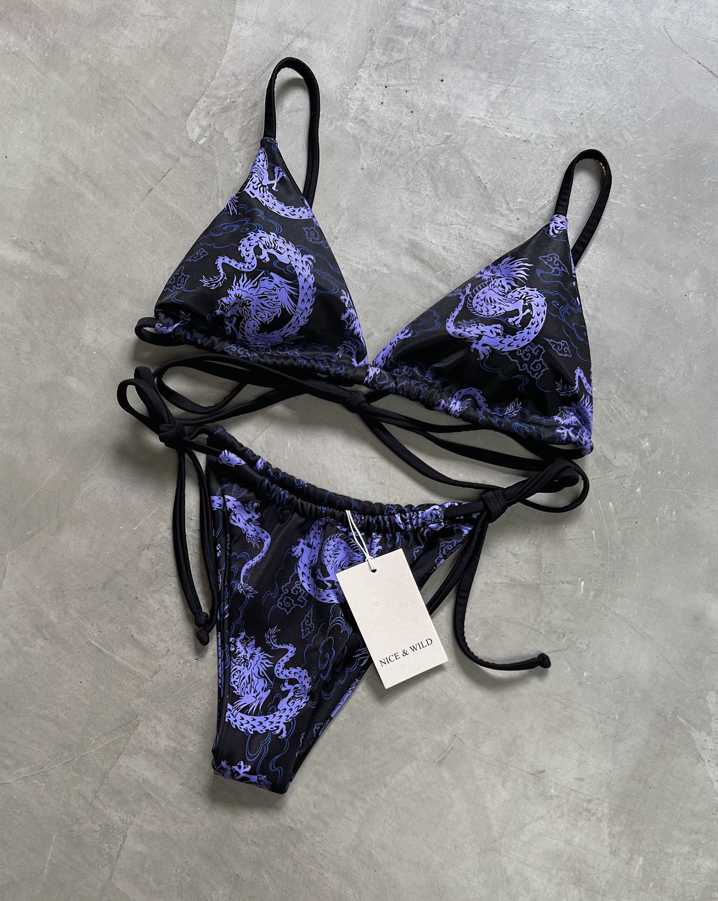 BIKINI BRONCEO DRAGÓN MORADO + FALDA EN MALLA