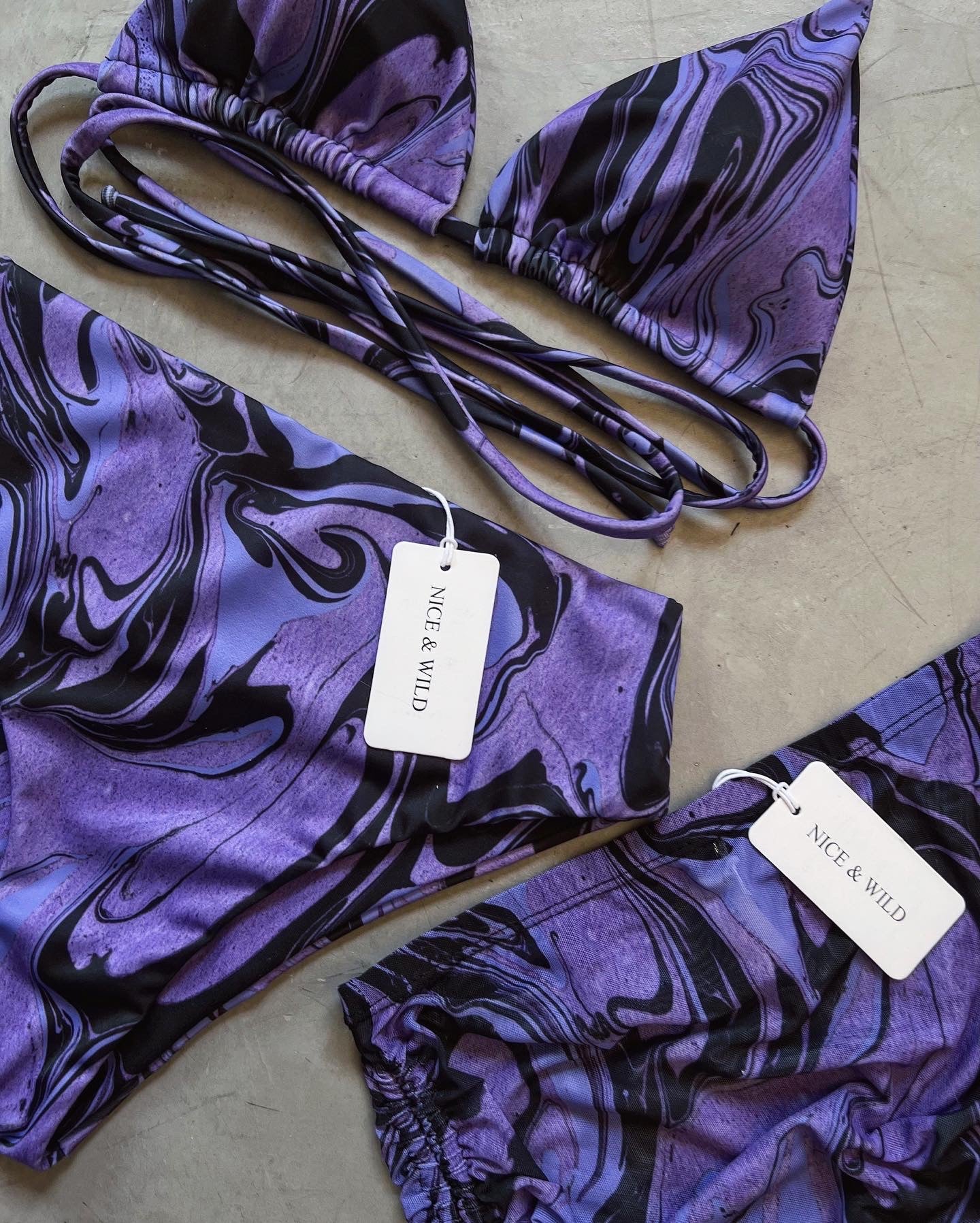 BIKINI BRONCEO VETEADO MORADO + FALDA EN MALLA