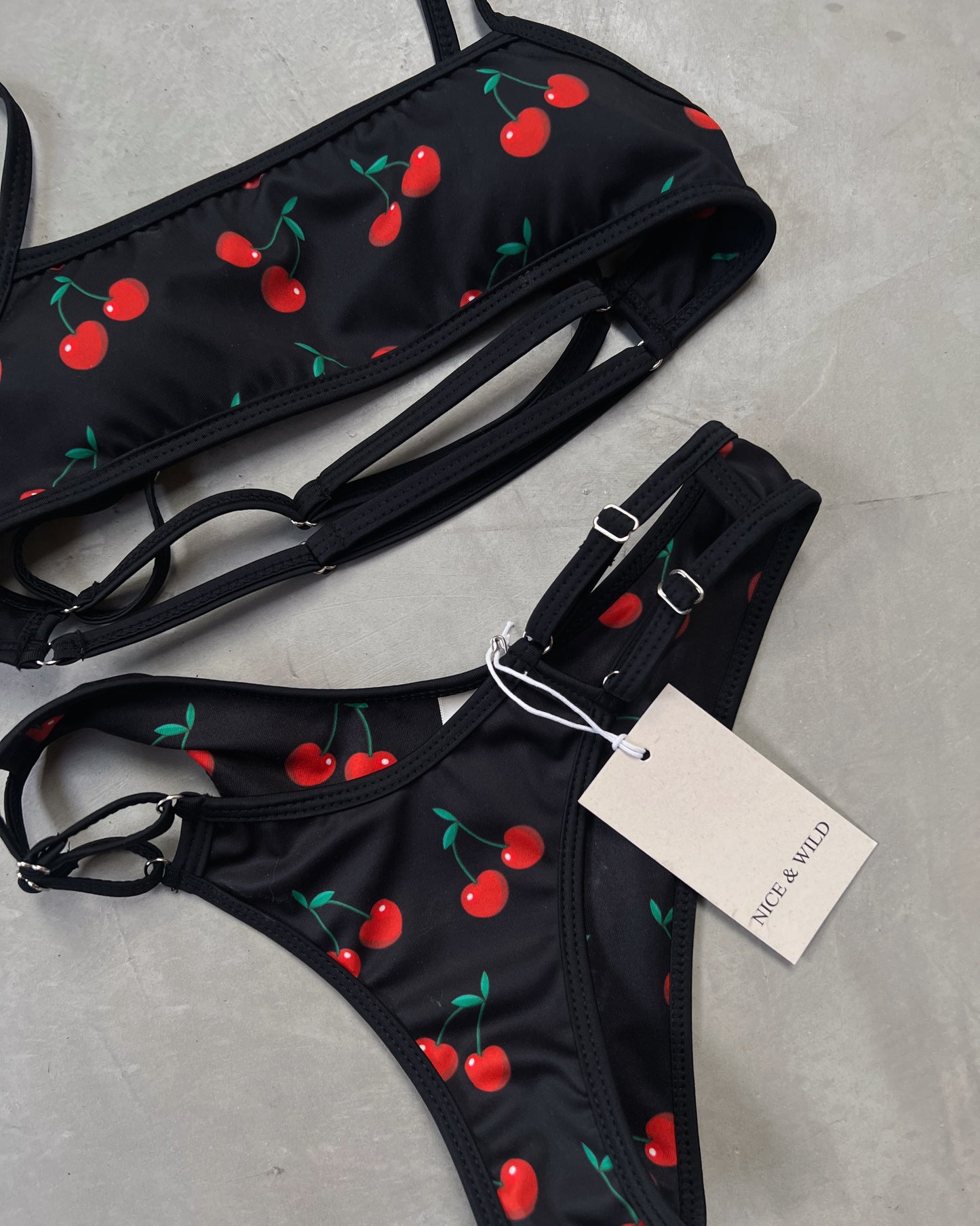 BIKINI MIRANDA CEREZAS NEGRO + FALDA EN MALLA