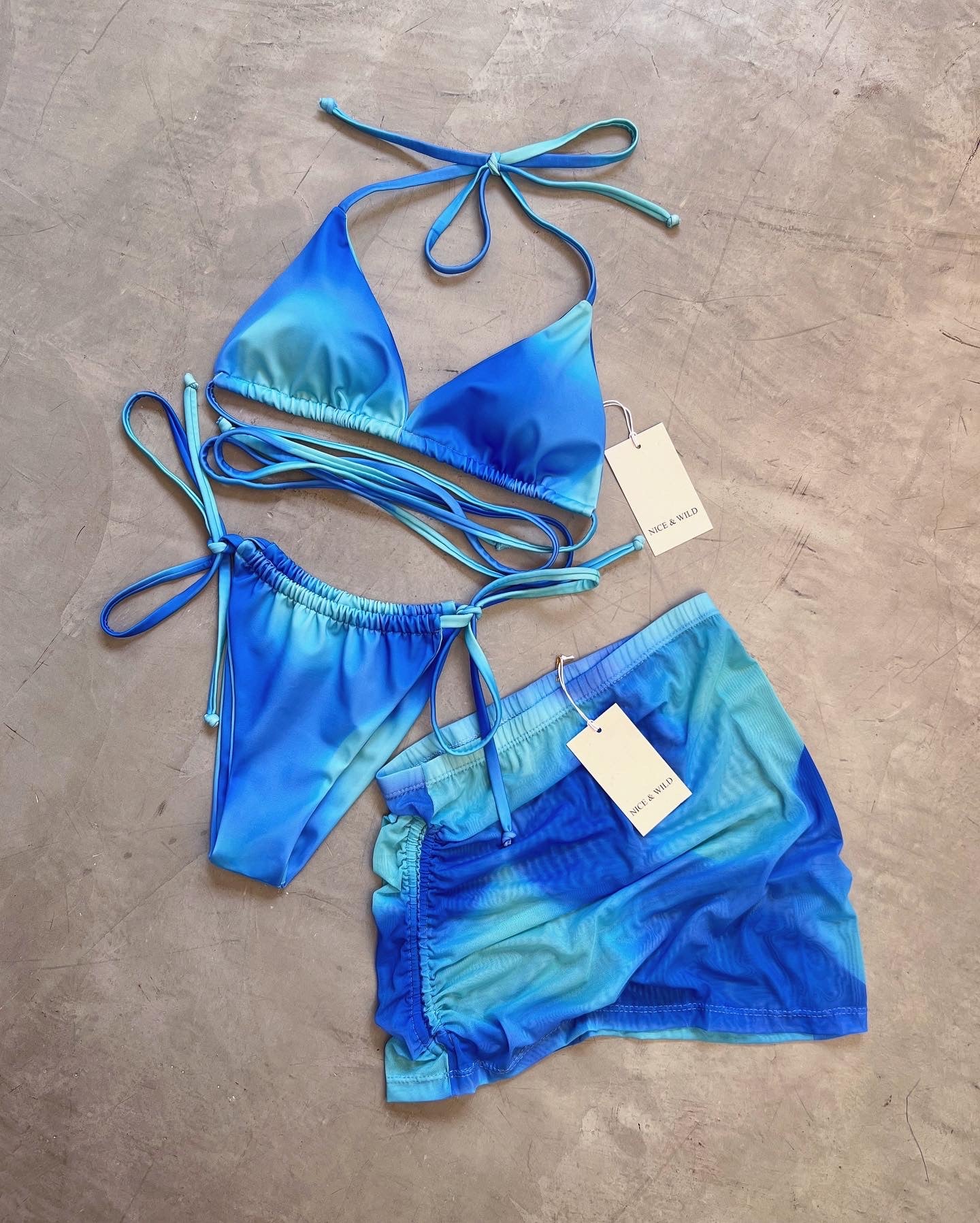 BIKINI BRONCEO AZUL ILUSIÓN + FALDA EN MALLA