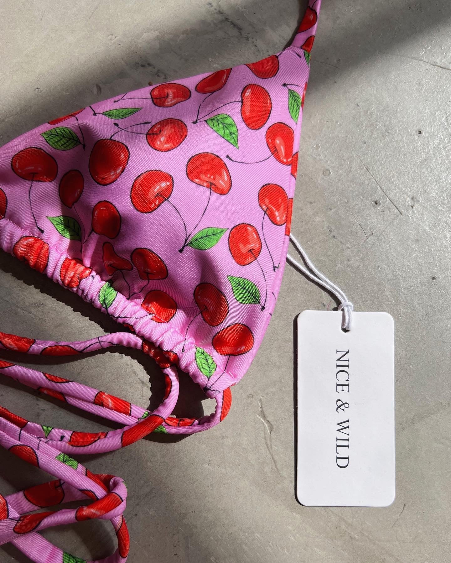 BIKINI BRONCEO CEREZAS ROSA + FALDA EN MALLA