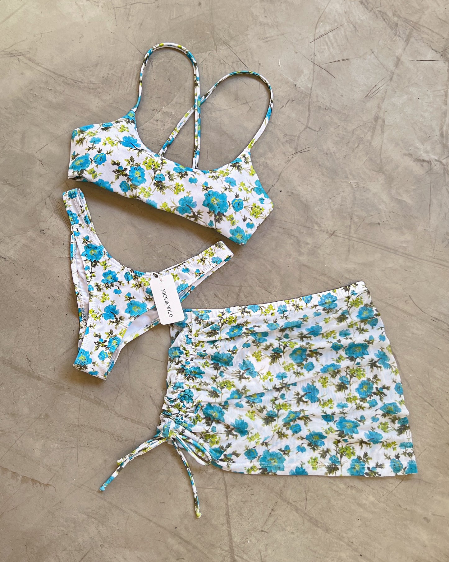 BIKINI CRUZADO FLORECITAS AZULES + FALDA EN MALLA