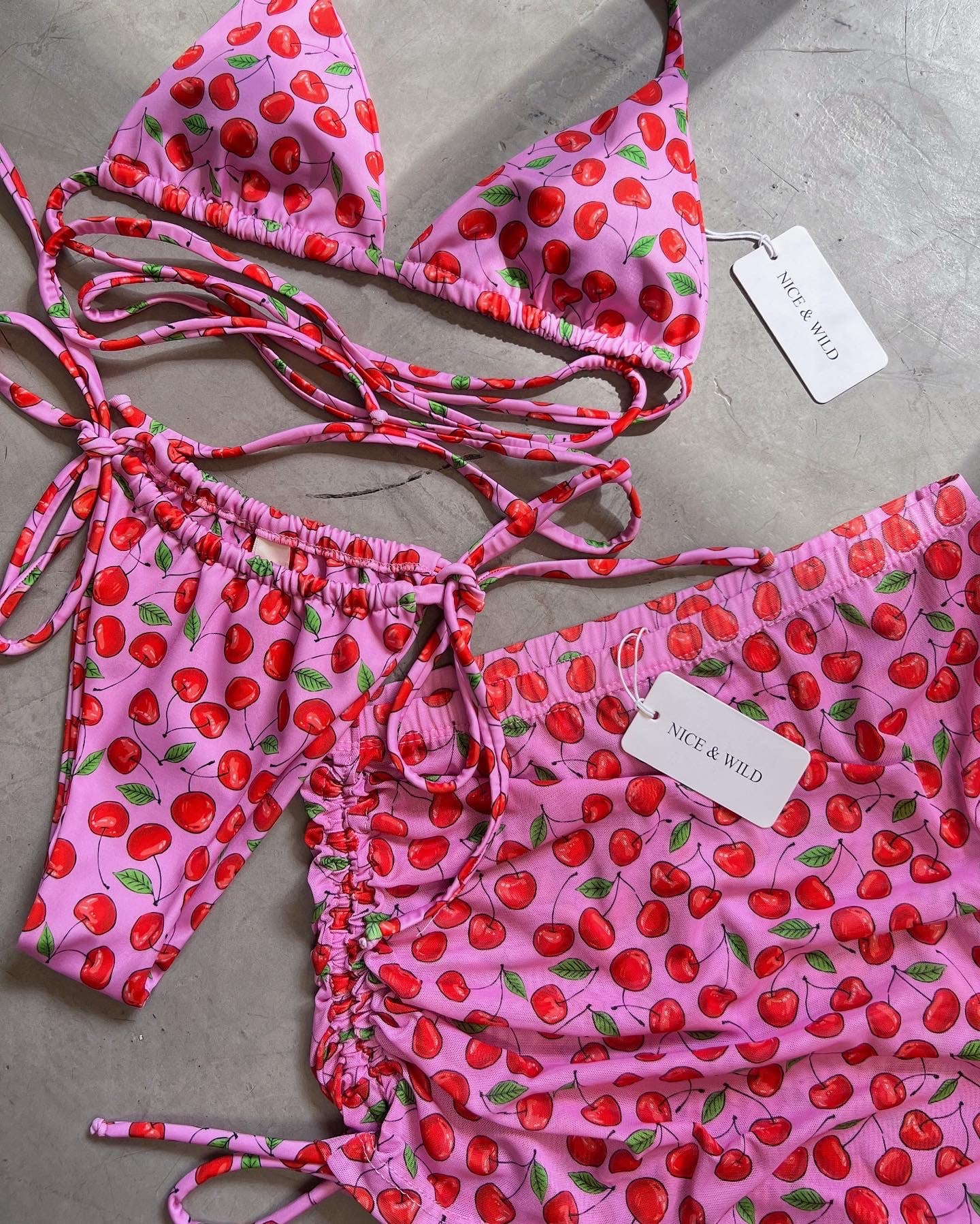 BIKINI BRONCEO CEREZAS ROSA + FALDA EN MALLA