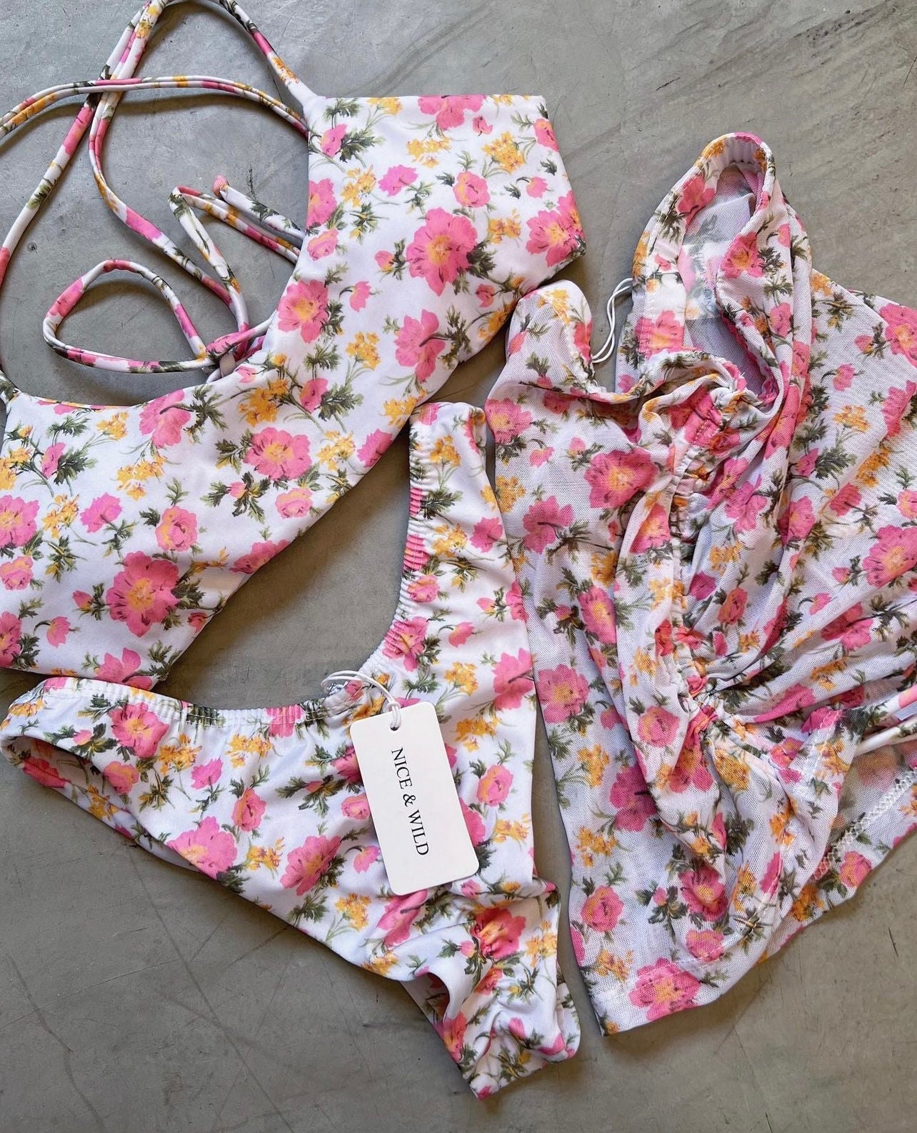 BIKINI CRUZADO FLORECITAS ROSADO + FALDA EN MALLA