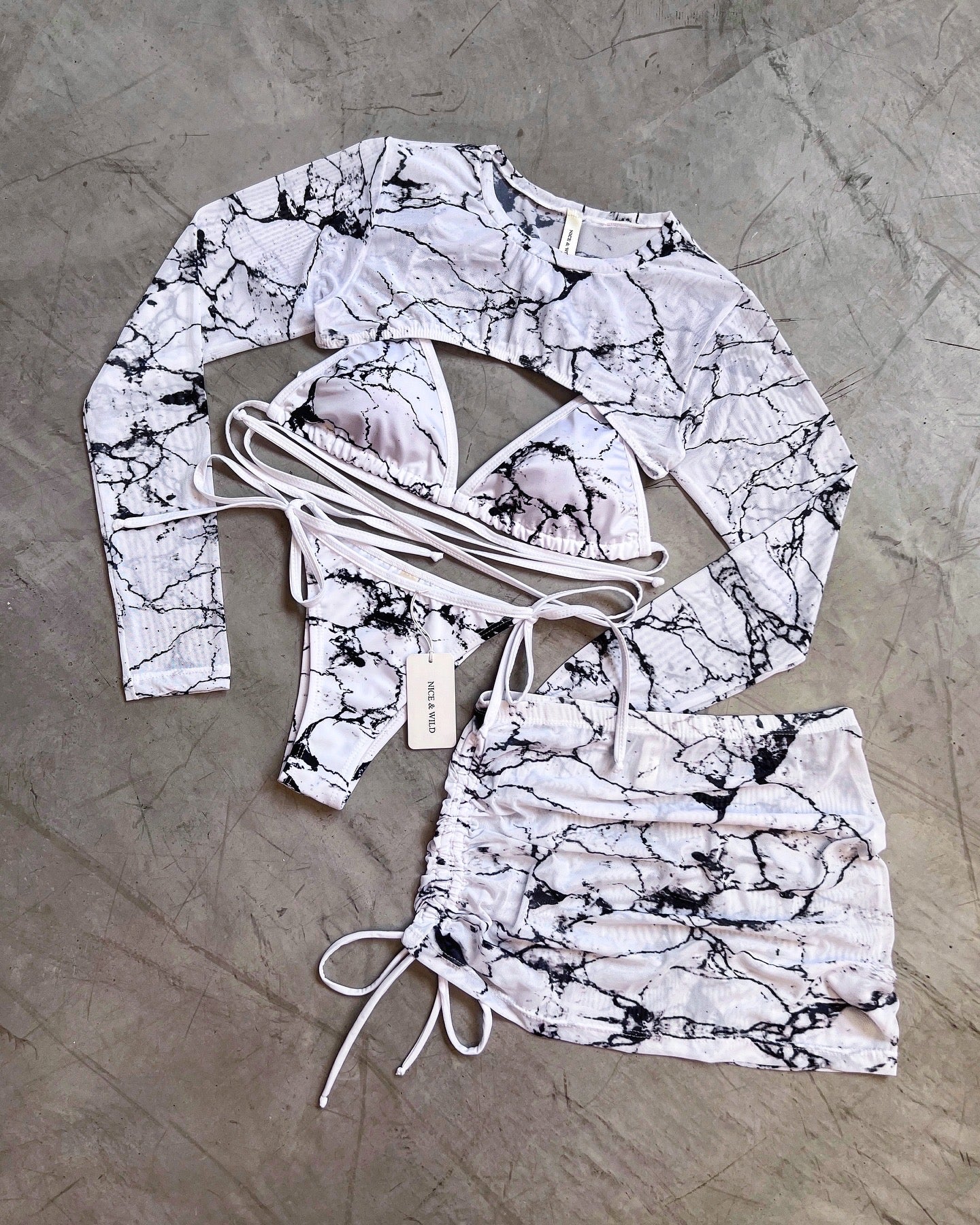 SET BIKINI MARMOL BLANCO + FALDA EN MALLA