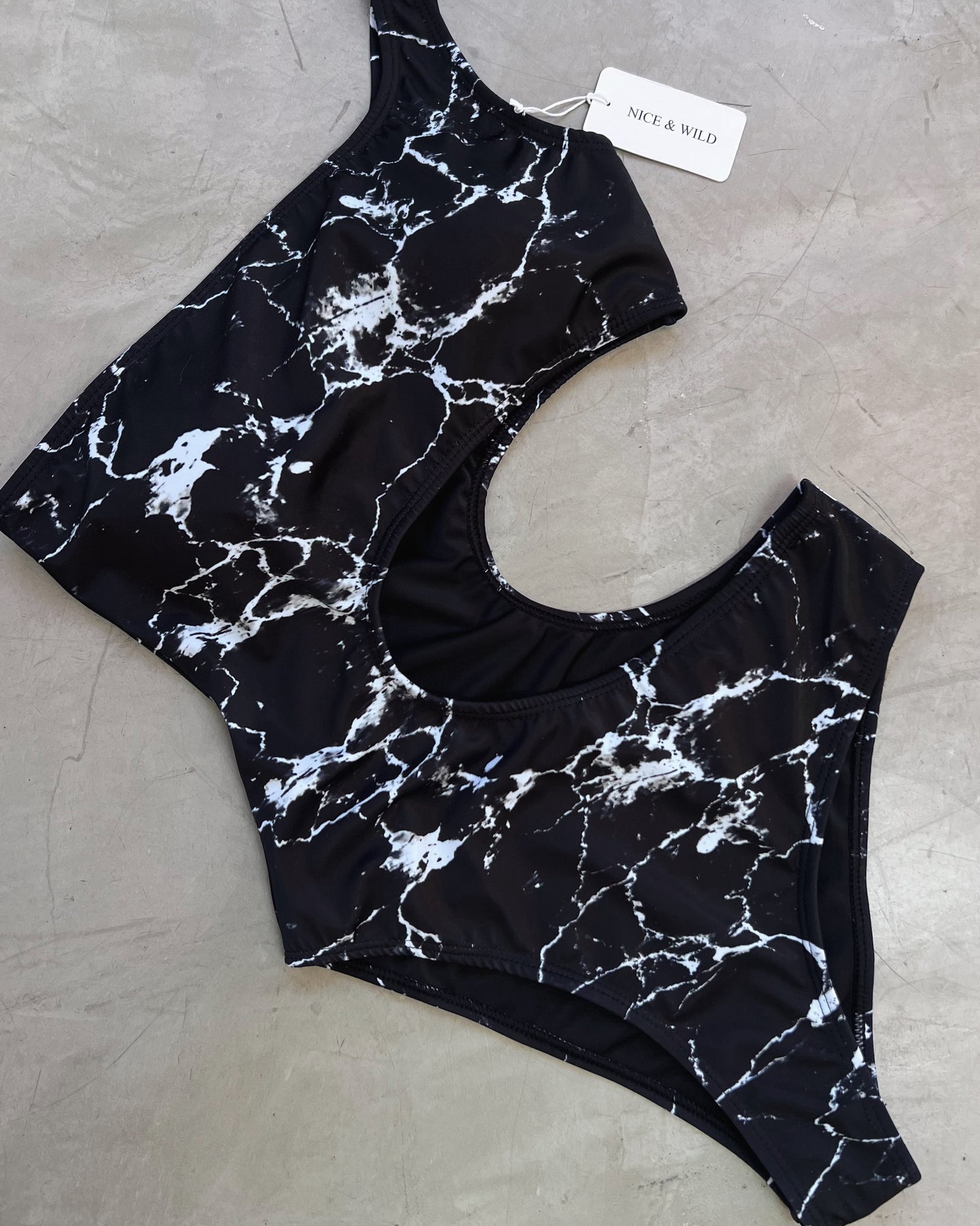 BODY ASIMÉTRICO MARMOL NEGRO