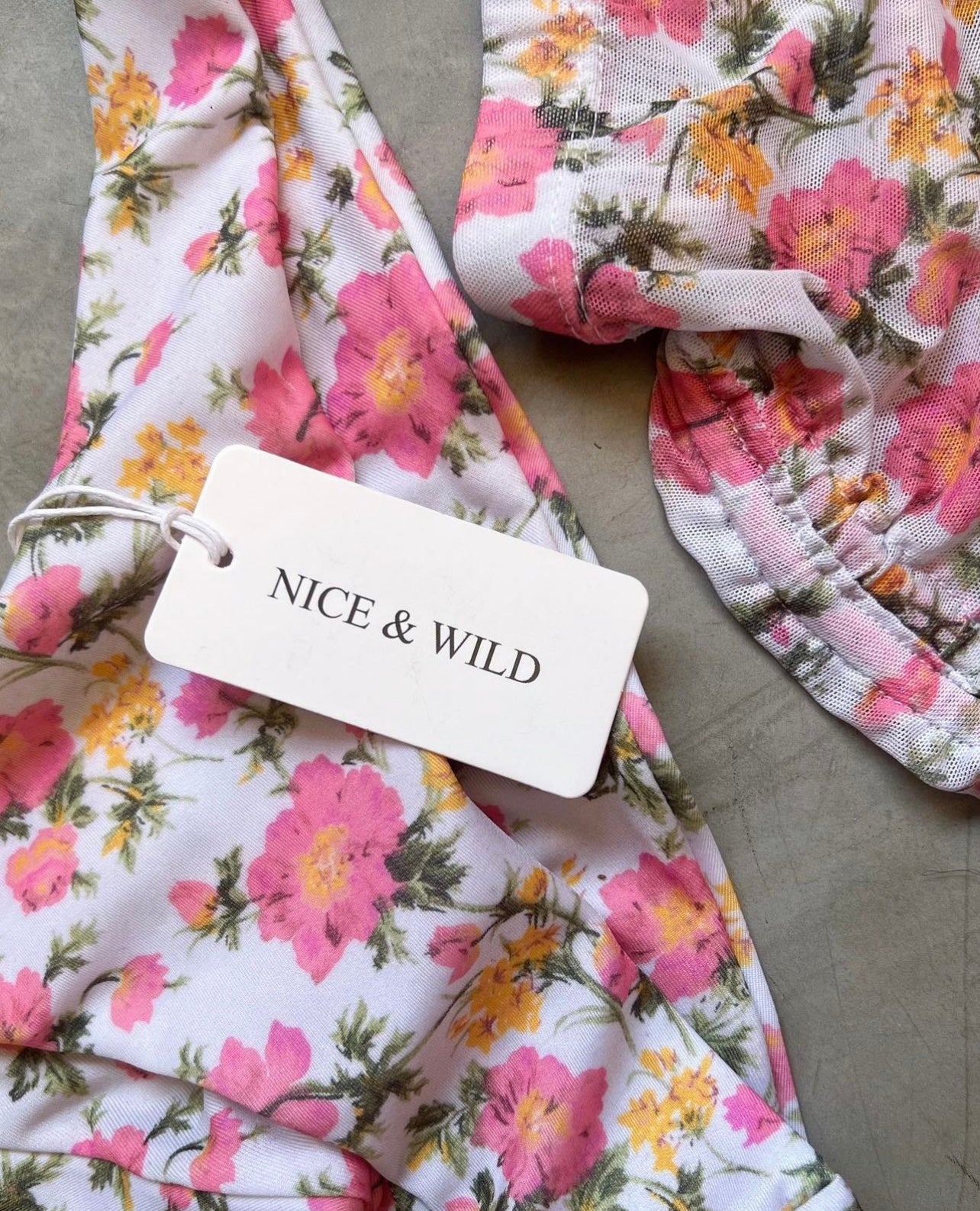 BIKINI CRUZADO FLORECITAS ROSADO + FALDA EN MALLA