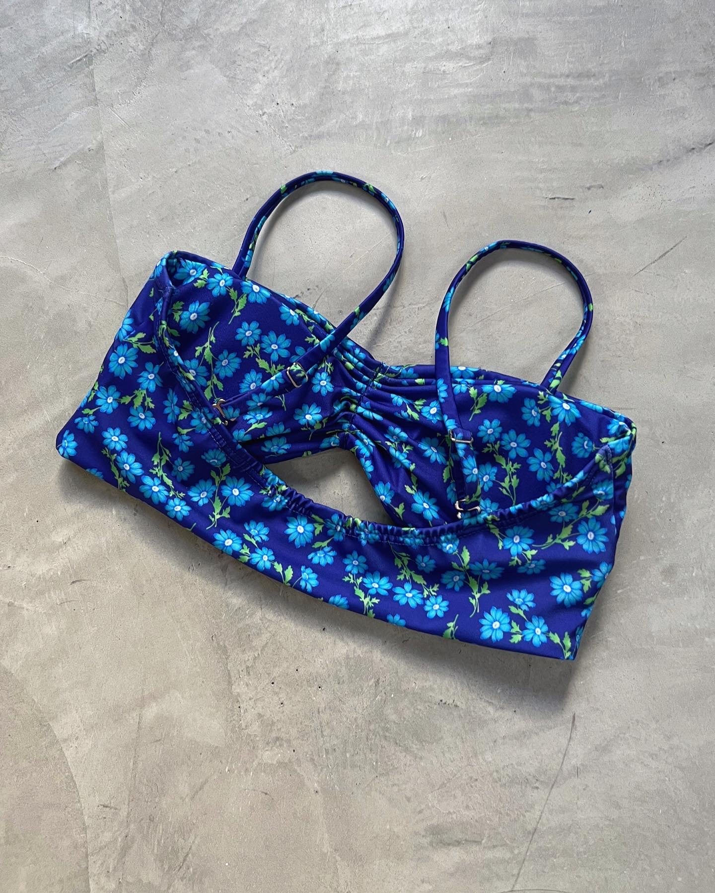 BIKINI STRAPLESS FLOR AZUL + FALDA EN MALLA