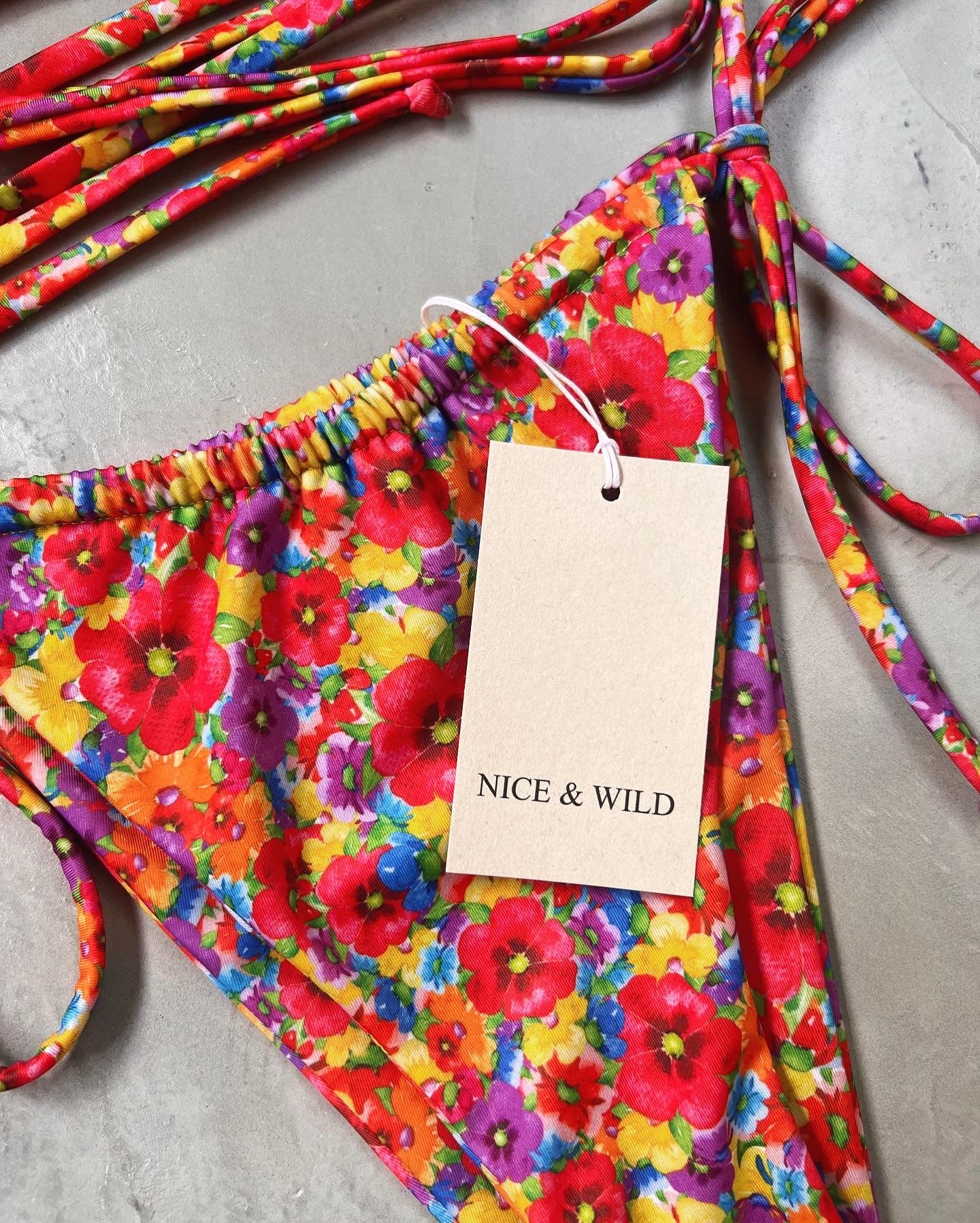 BIKINI BRONCEO FLORES COLORES + FALDA EN MALLA