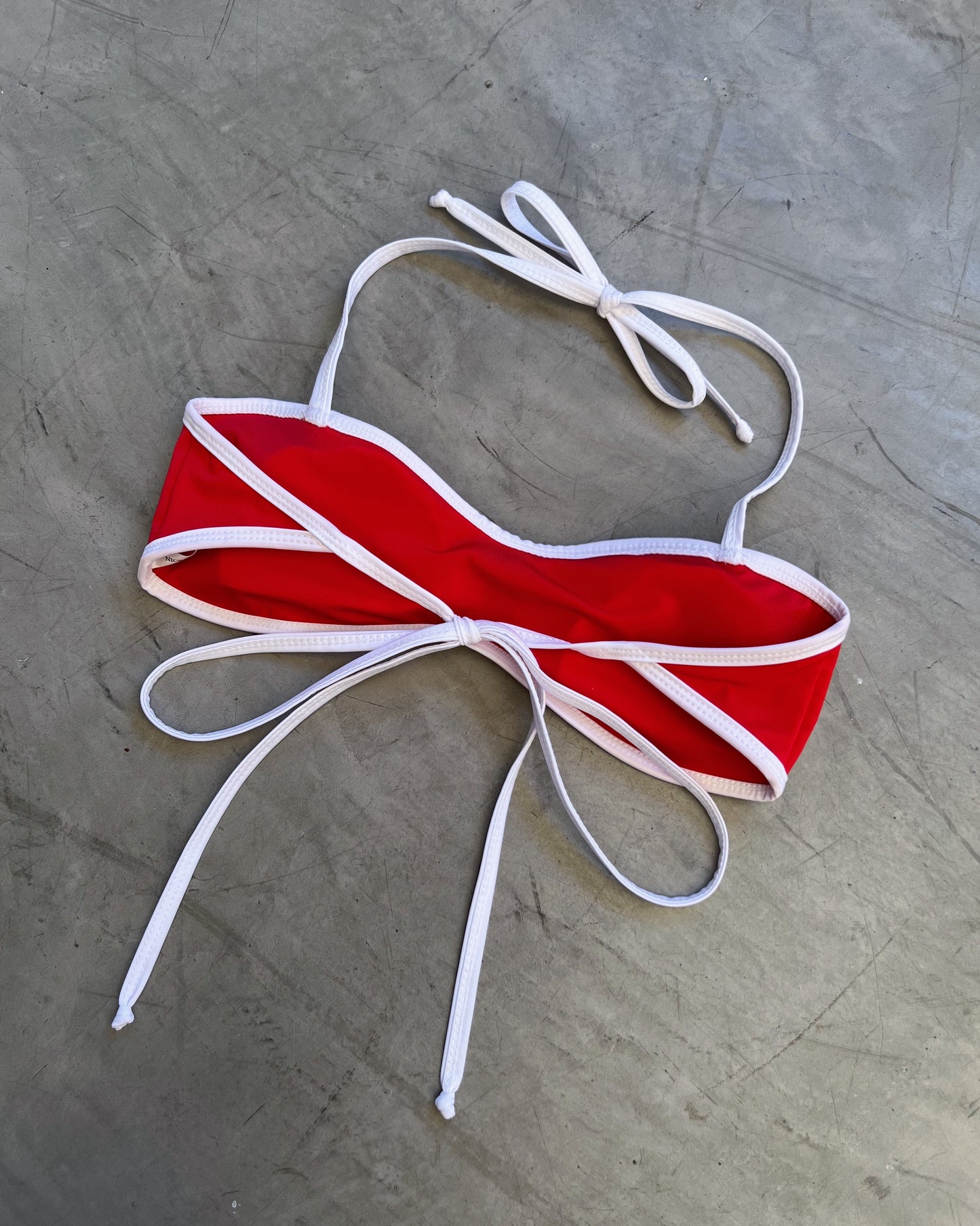 BIKINI STRAPLES SESGO ROJO