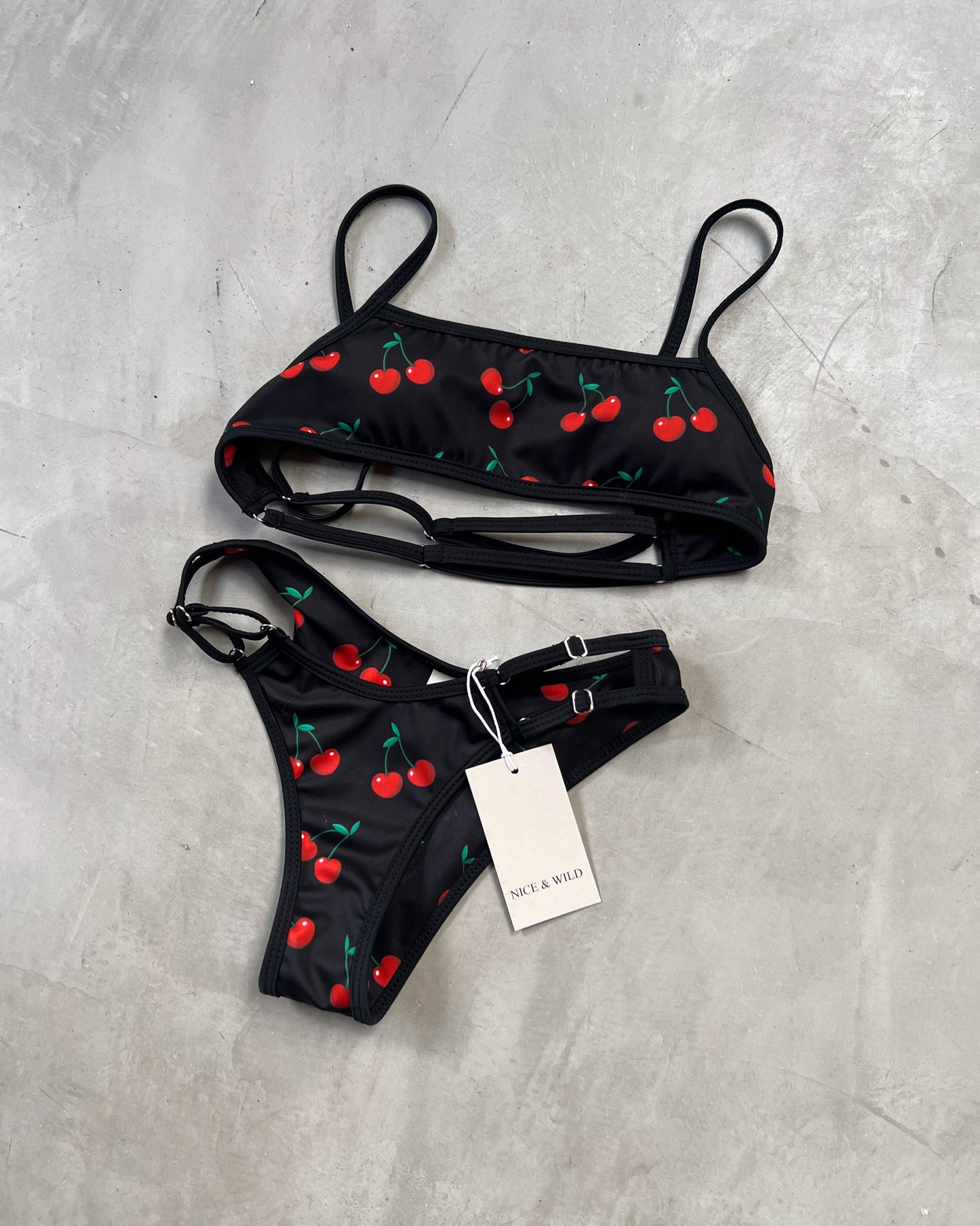 BIKINI MIRANDA CEREZAS NEGRO + FALDA EN MALLA