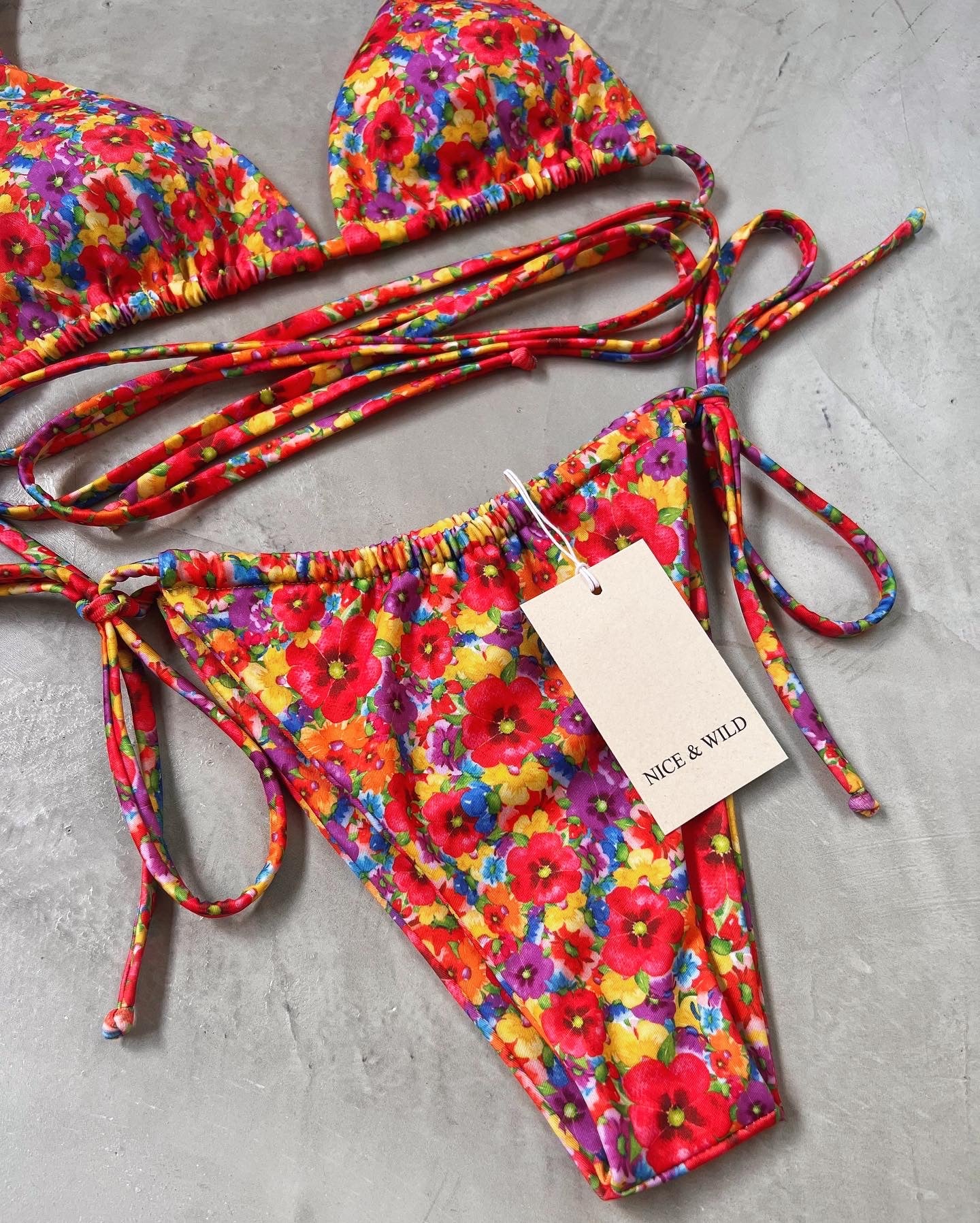 BIKINI BRONCEO FLORES COLORES + FALDA EN MALLA