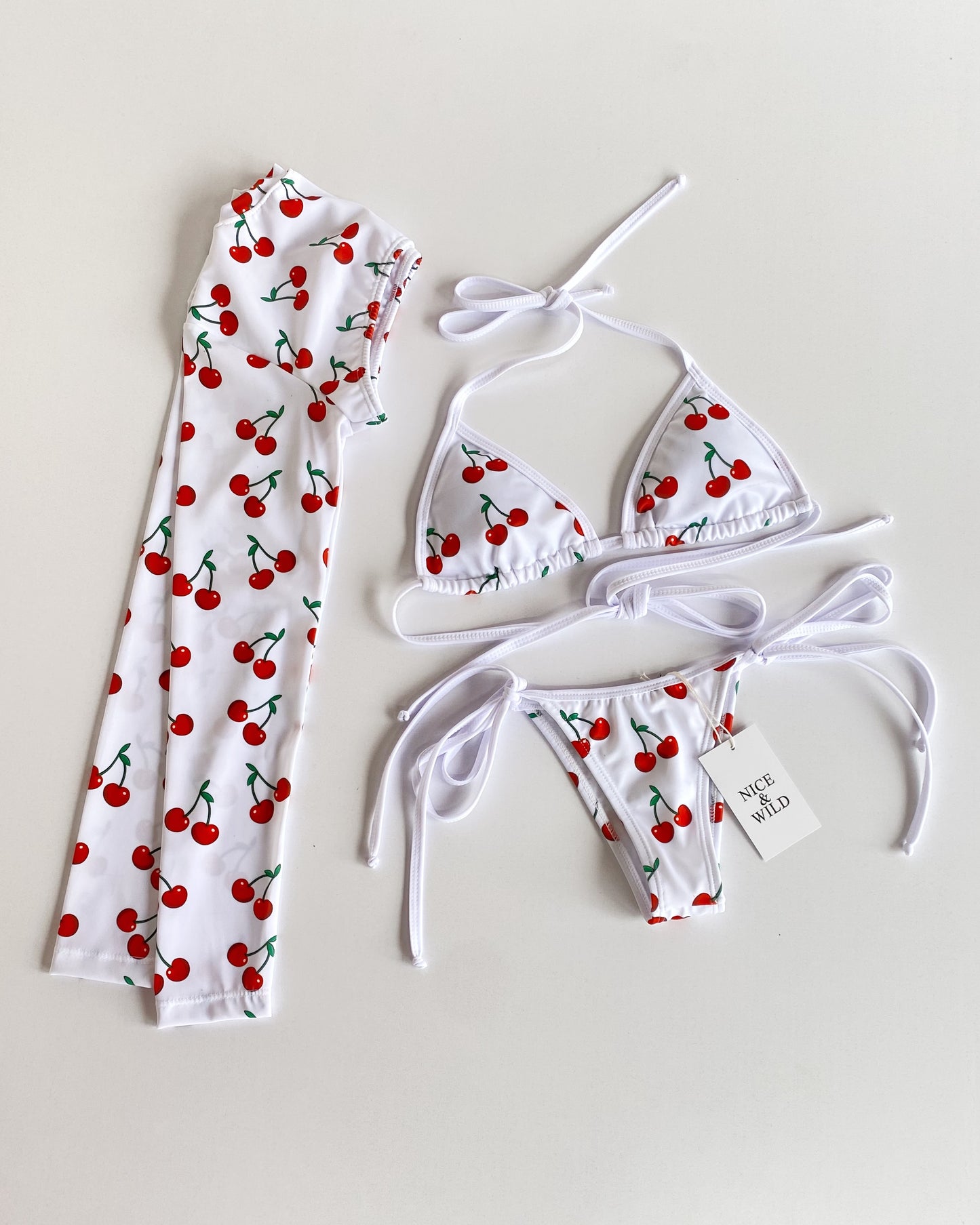 SET BIKINI CEREZAS BLANCO + FALDA EN MALLA