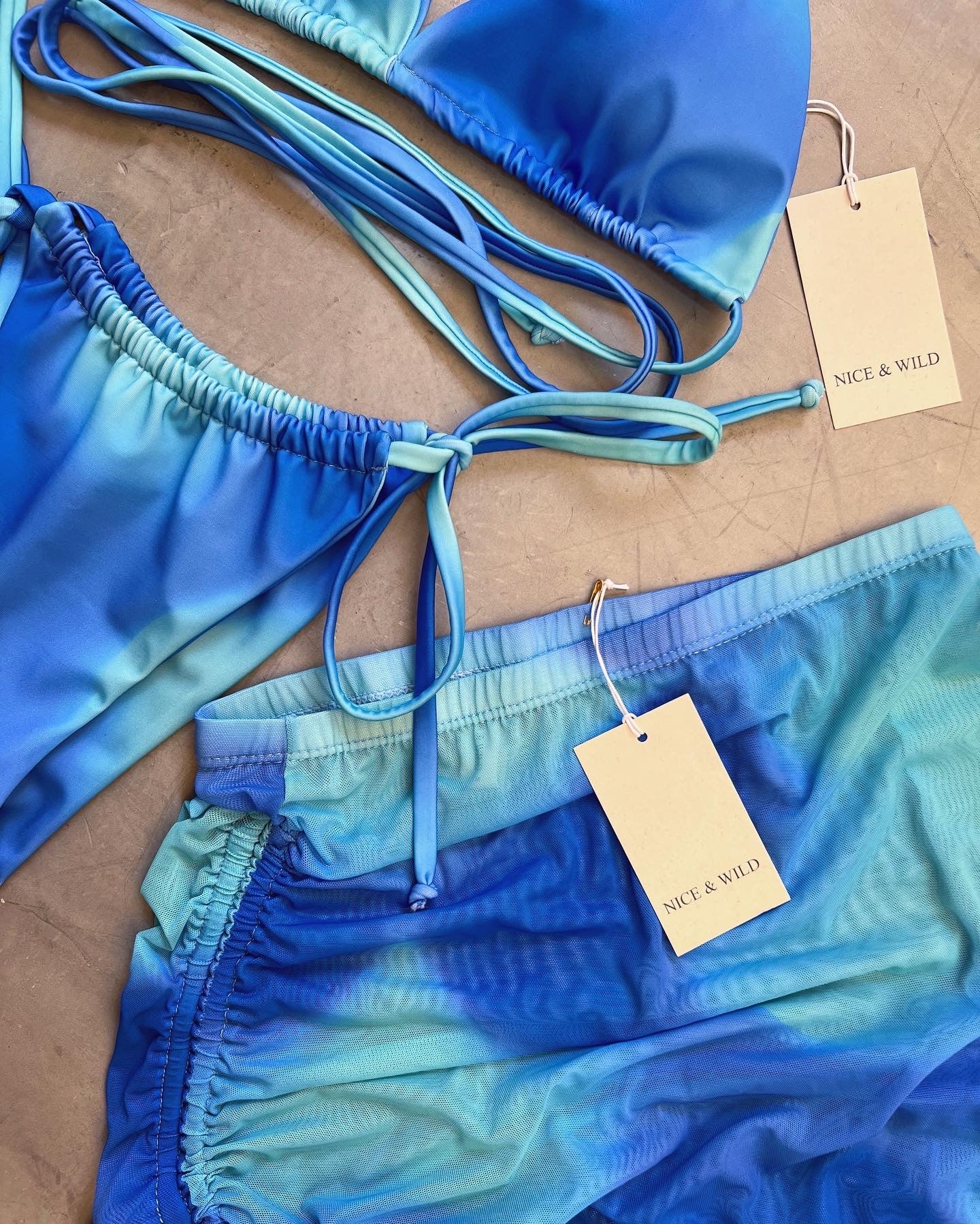 BIKINI BRONCEO AZUL ILUSIÓN + FALDA EN MALLA