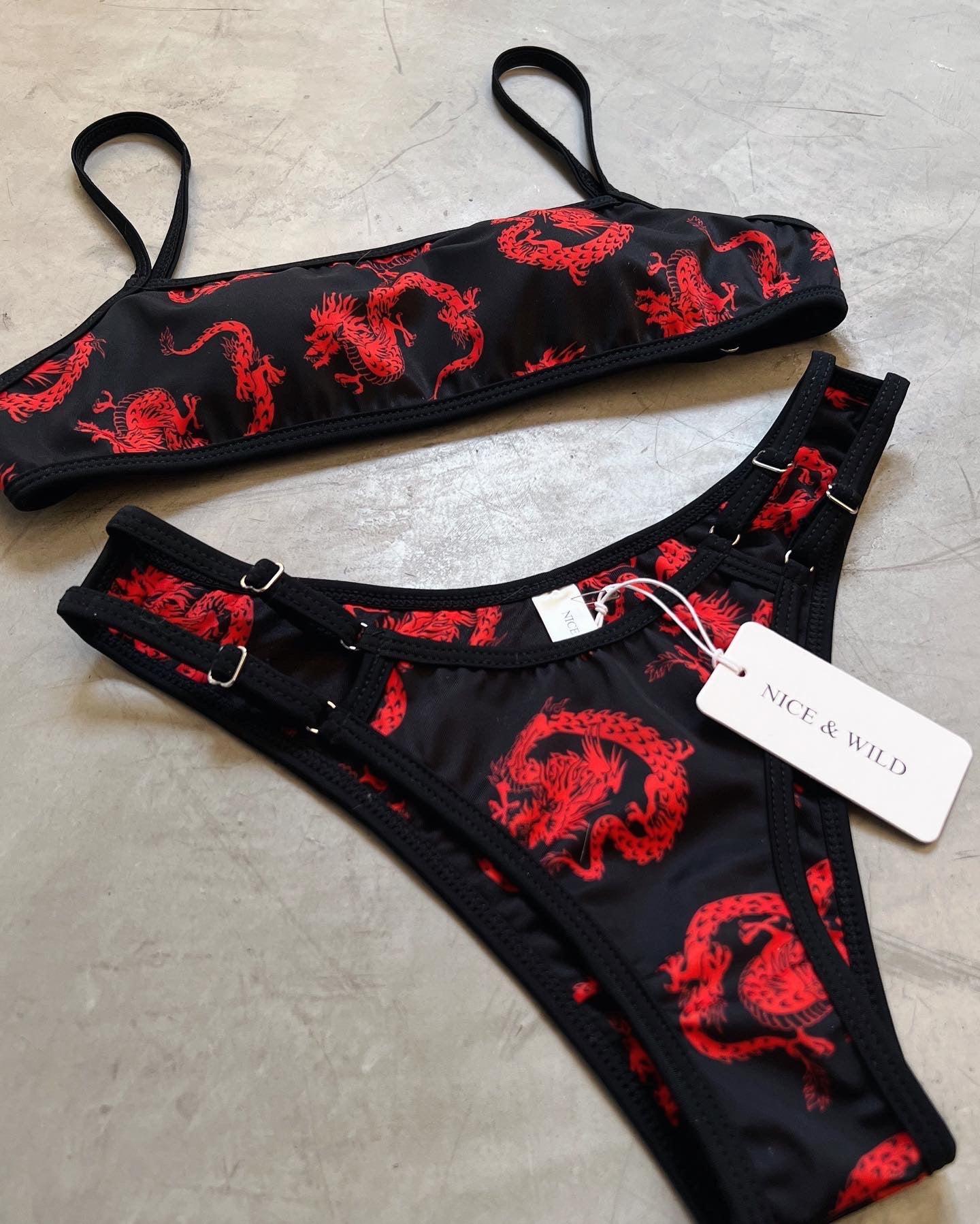 BIKINI MIRANDA DRAGONES ROJOS + FALDA EN MALLA