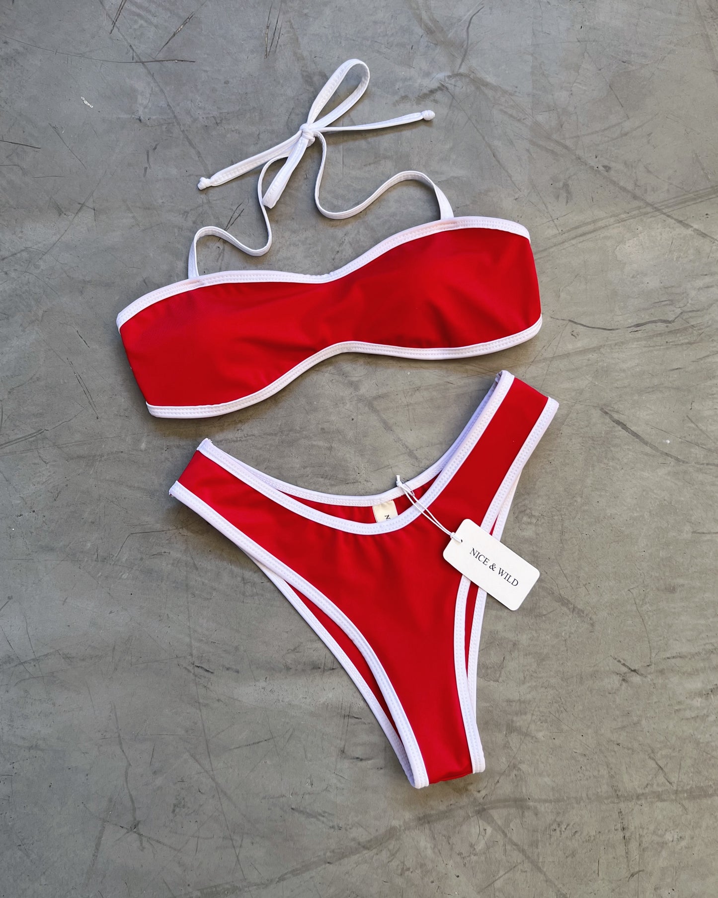 BIKINI STRAPLES SESGO ROJO