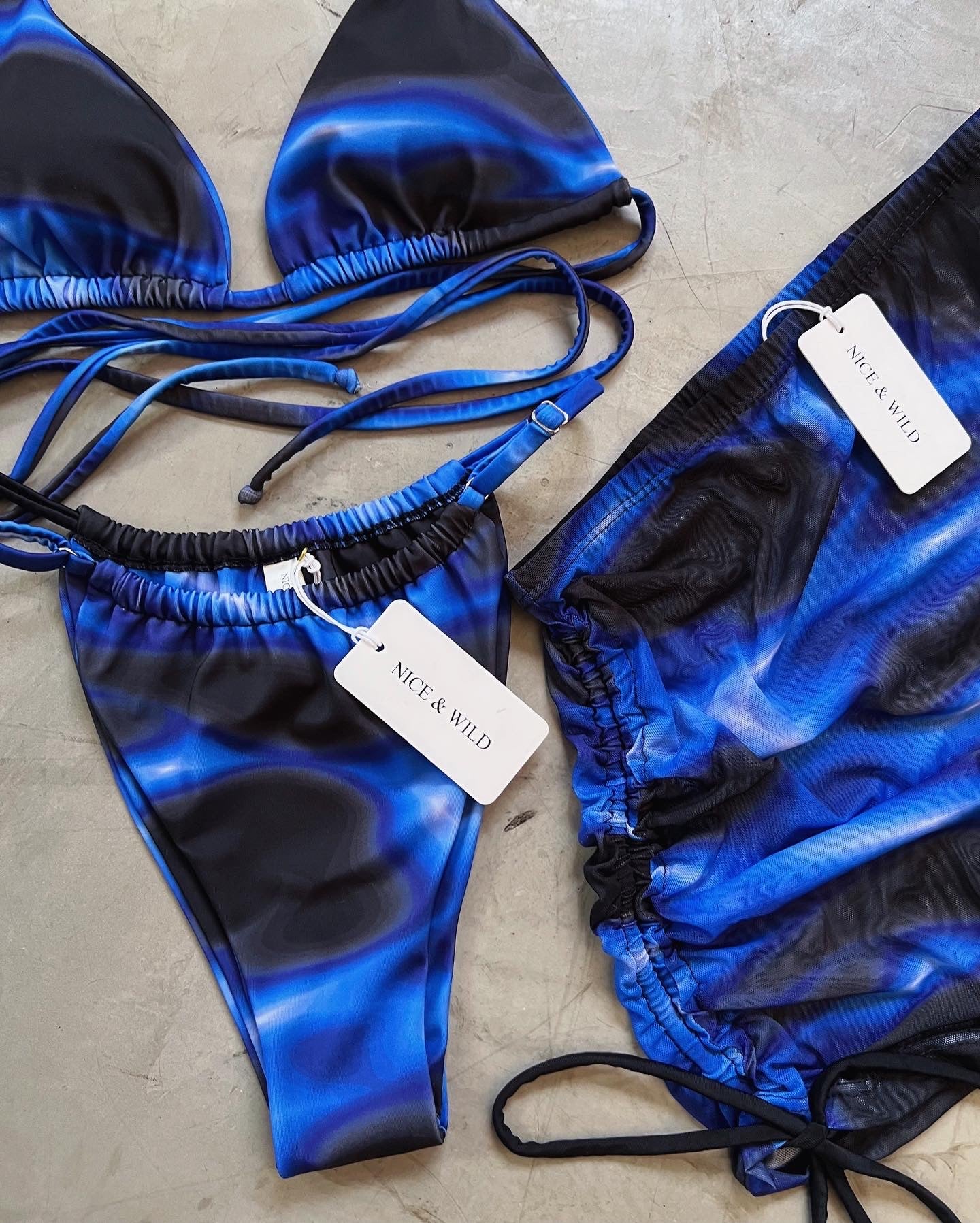 BIKINI BRONCEO AZUL ELÉCTRICO + FALDA EN MALLA