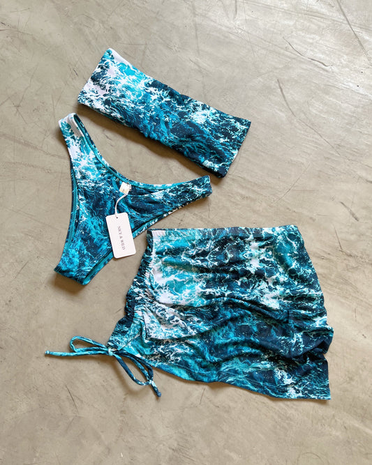 BIKINI STRAPLESS MAR + FALDA EN MALLA